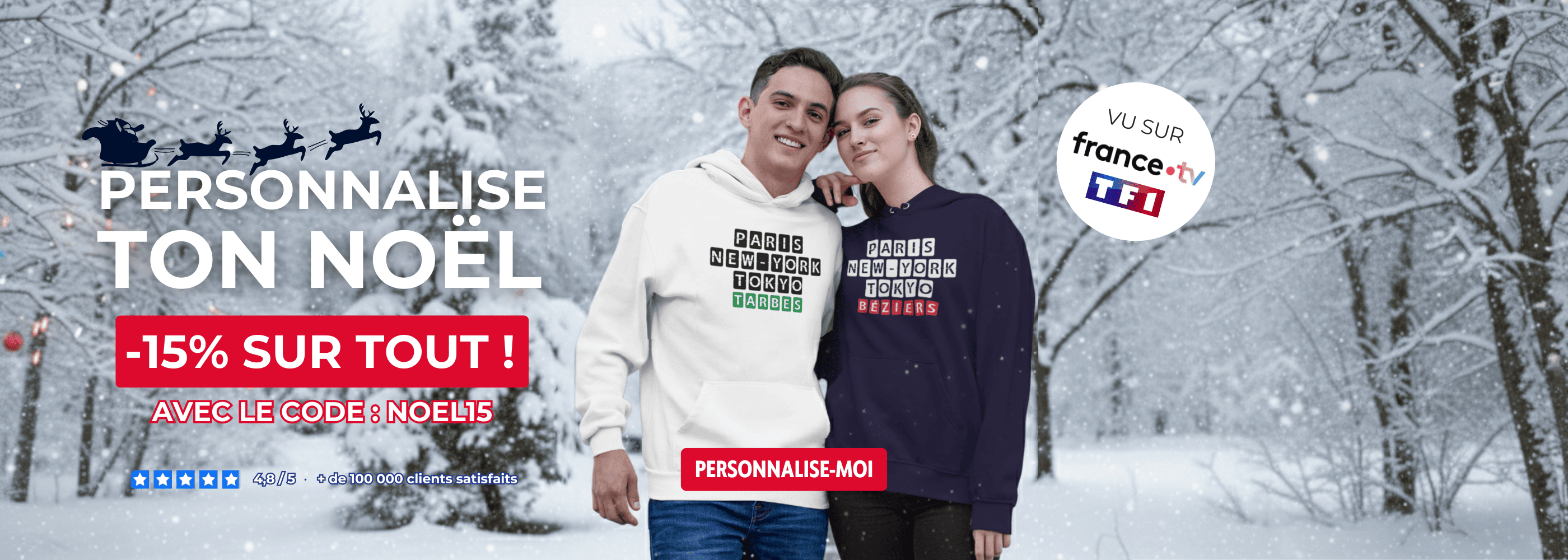 Bannière promotionnelle de Noël dans la neige : couple en sweats à capuche personnalisés avec liste de villes. Offre spéciale -15% sur les vêtements personnalisés sur le thème de la ville.