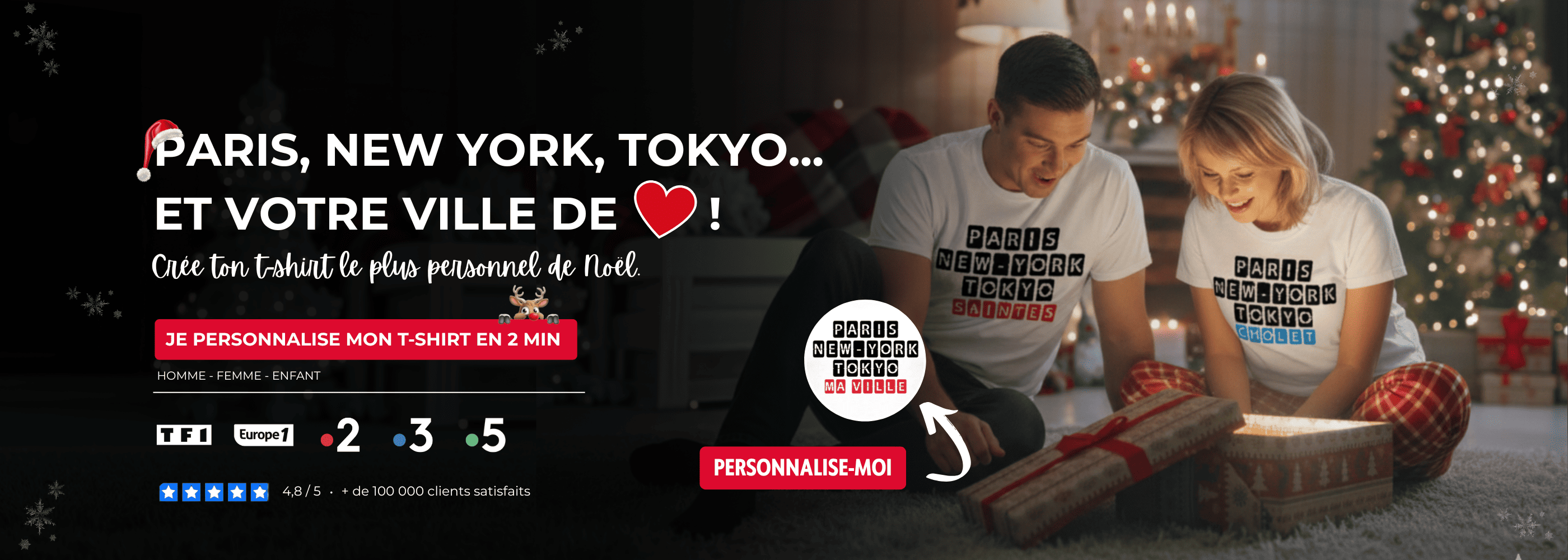 Couple souriant découvrant un cadeau de Noël ; ils portent des t-shirts blancs personnalisés avec les noms des villes 'Paris New York Tokyo' et 'Ta Ville', pour un t-shirt personnalisé pour Noël sur le thème de la ville de cœur.
