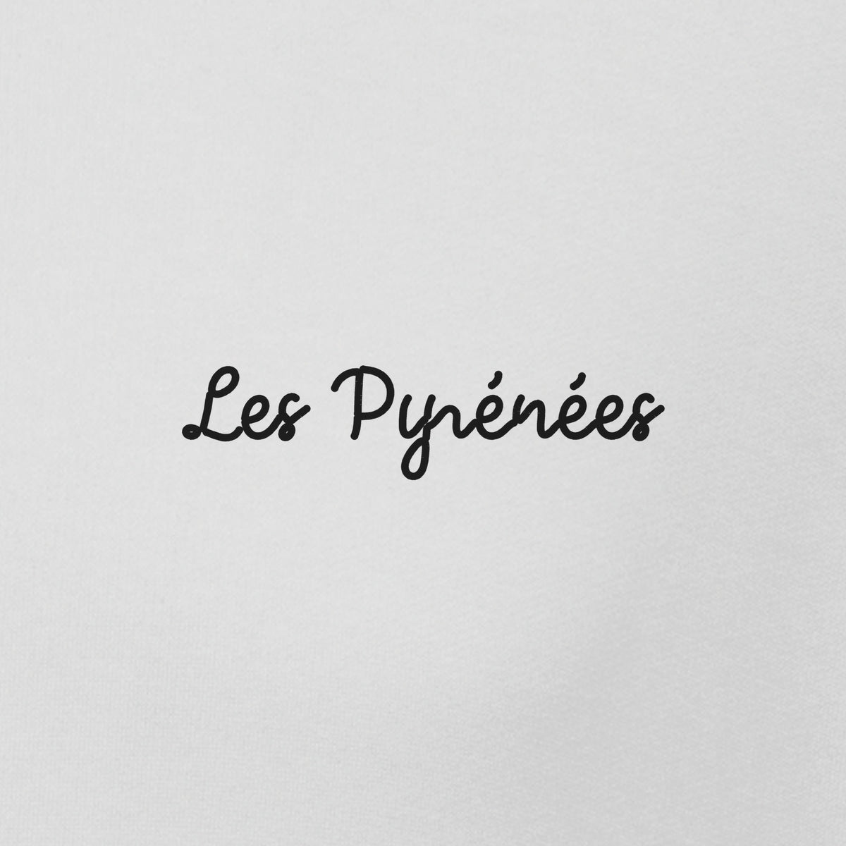 Sweat Les Pyrénées, blanc, gros plan sur le nom écrit côté cœur