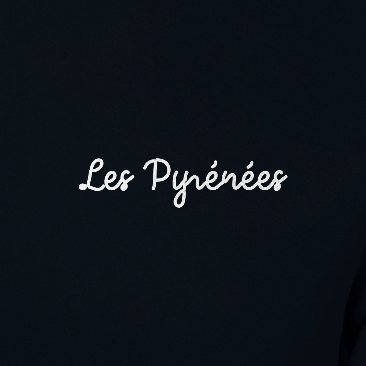 Sweat Les Pyrénées, noir, gros plan sur le nom écrit côté cœur