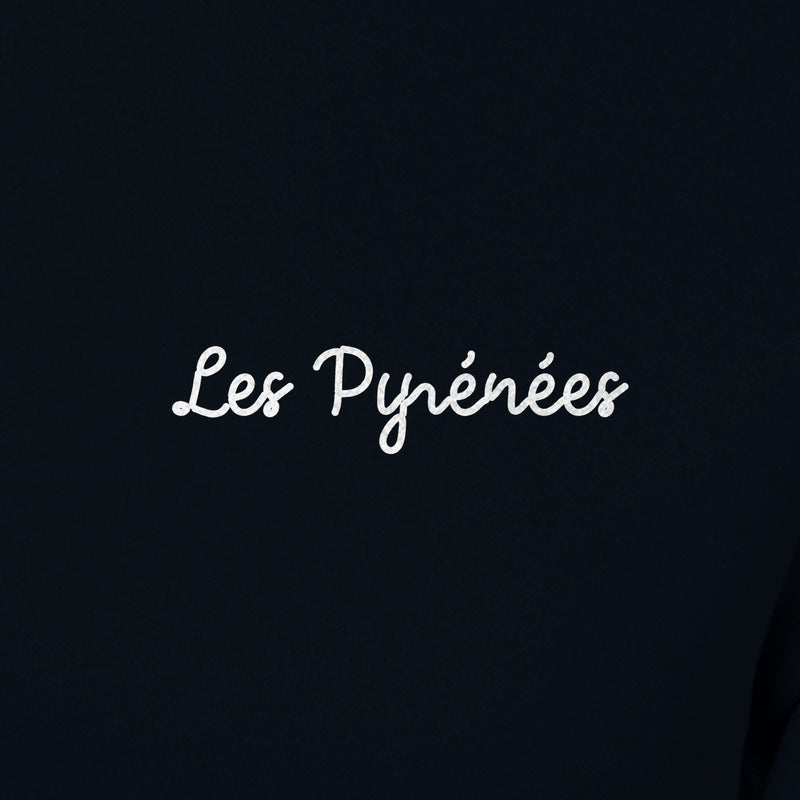 Sweat Les Pyrénées, noir, gros plan sur le nom écrit côté cœur