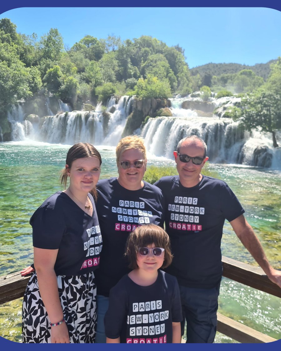 Famille en t-shirts Kapitales personnalisés en voyage