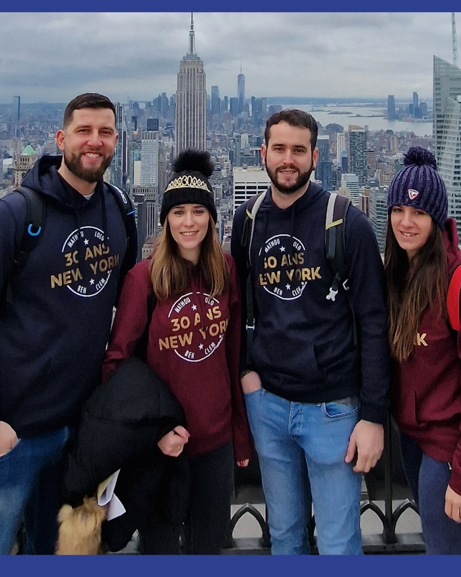 Groupe d'amis en sweats Kapitales personnalisés en voyage