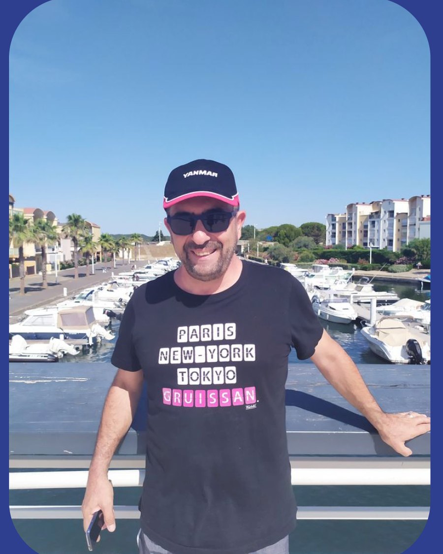 Homme portant un t-shirt Kapitales personnalisé au bord de l'eau